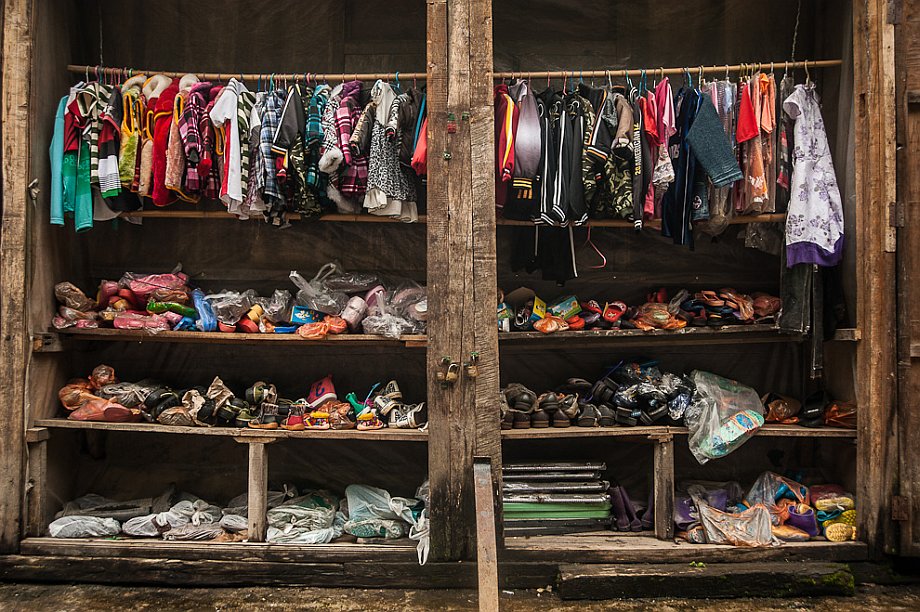Dulongjiang, sklep odzieżowo-obuwniczy (Yunnan (Chiny) 2012, część 2/2)